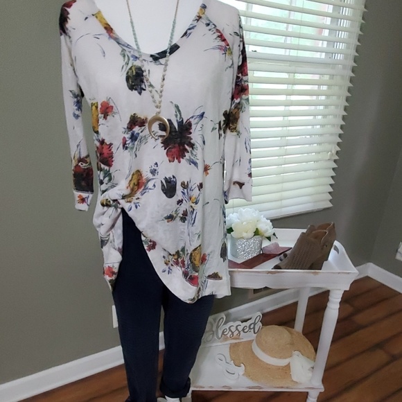 *LAST ONE* Floral Hi-Low Tunic Top - Picture 2 of 8